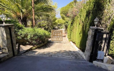 Fantastic villa with large plot, offering privacy and sea views.